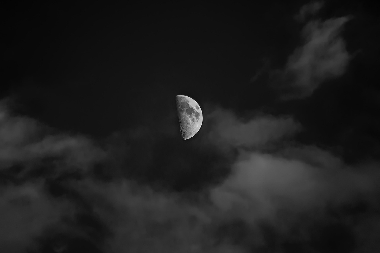 moon-7021271_1280